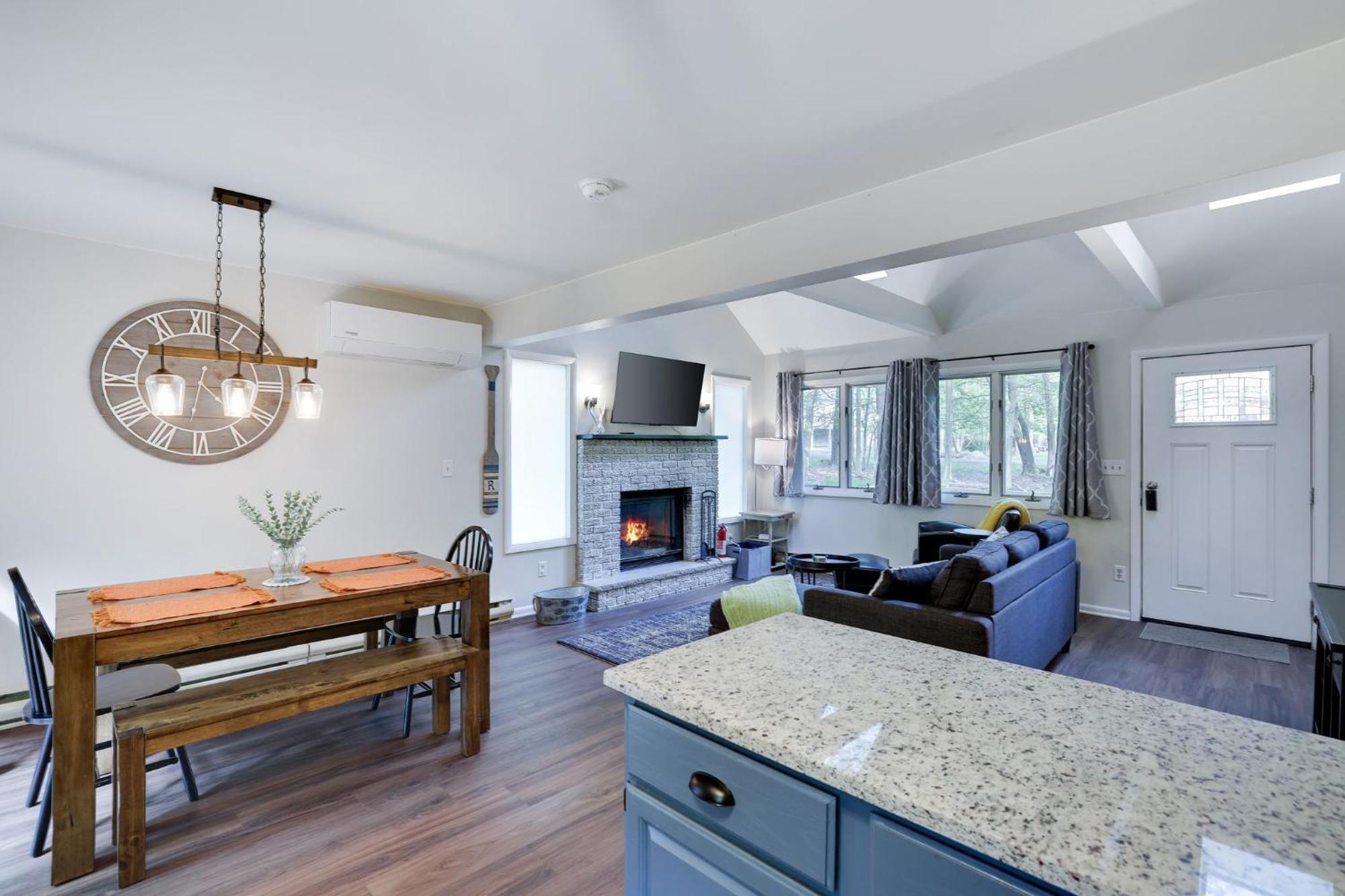 Holiday home Dreamy House With Fireplace, Firepit Pet Friendly Locust Lakes Village