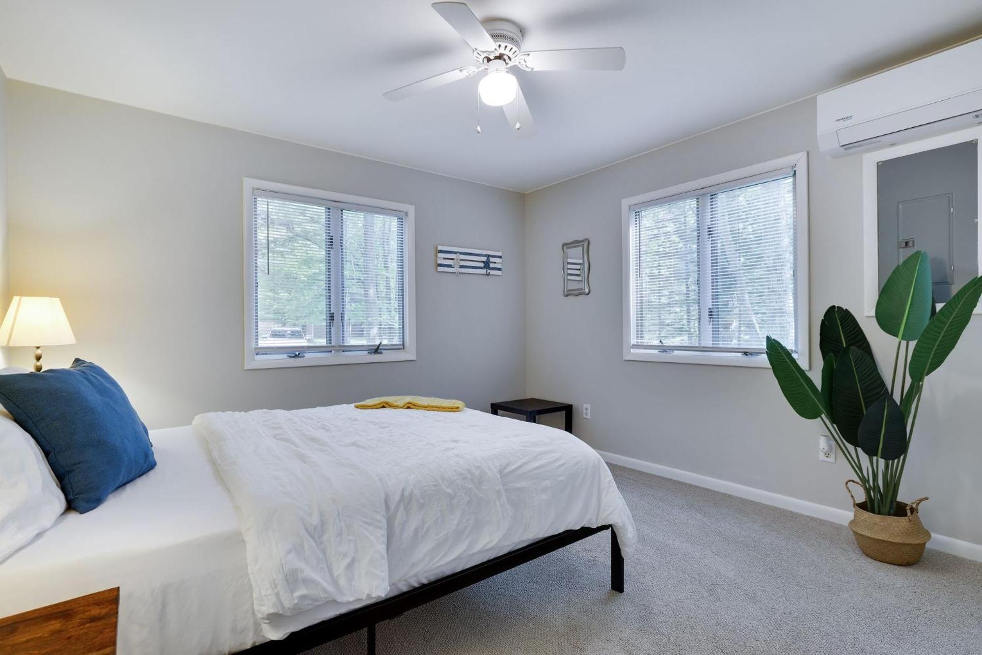 Dreamy House With Fireplace, Firepit Pet Friendly * Locust Lakes Village