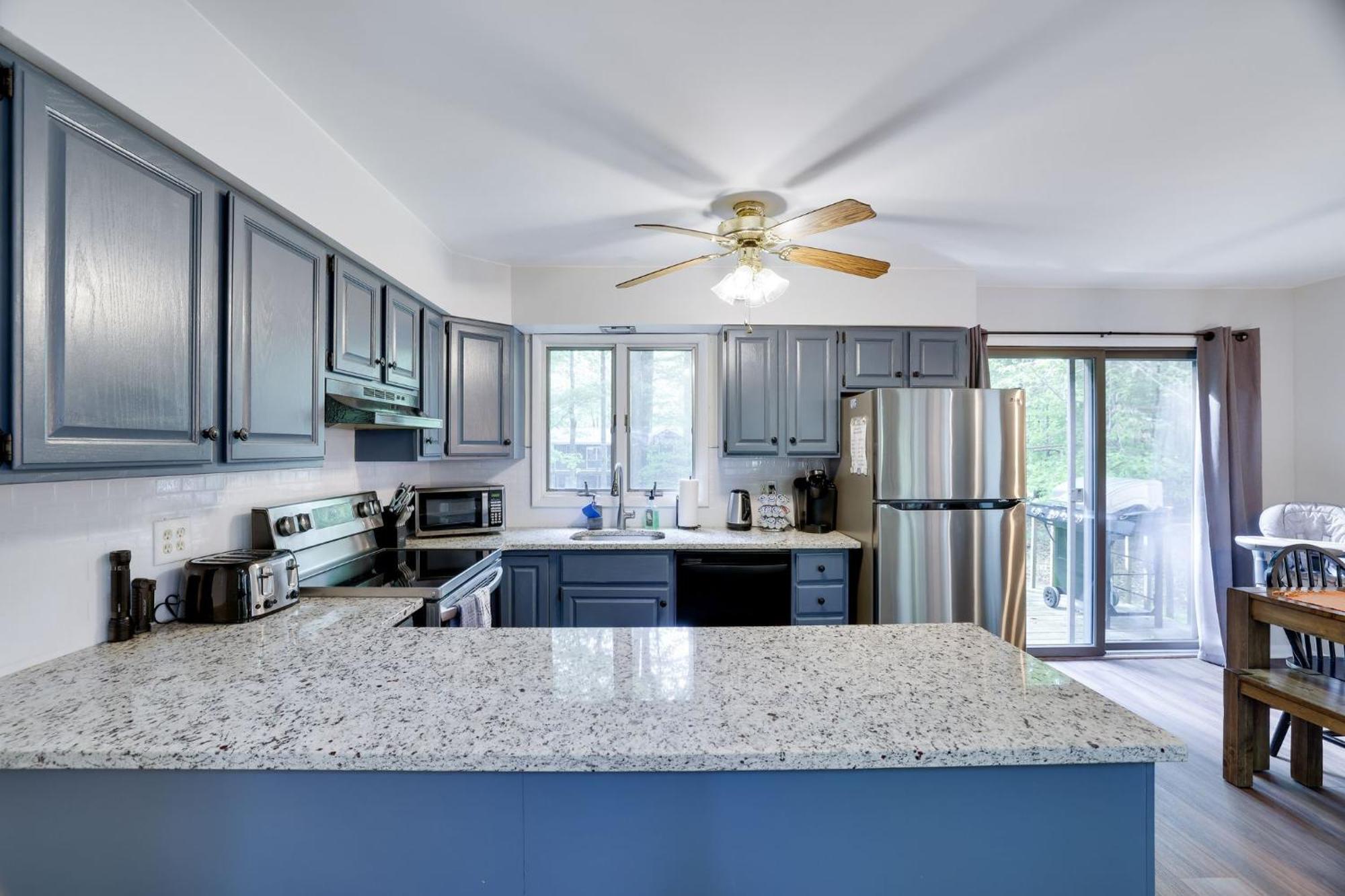Dreamy House With Fireplace, Firepit Pet Friendly * Locust Lakes Village