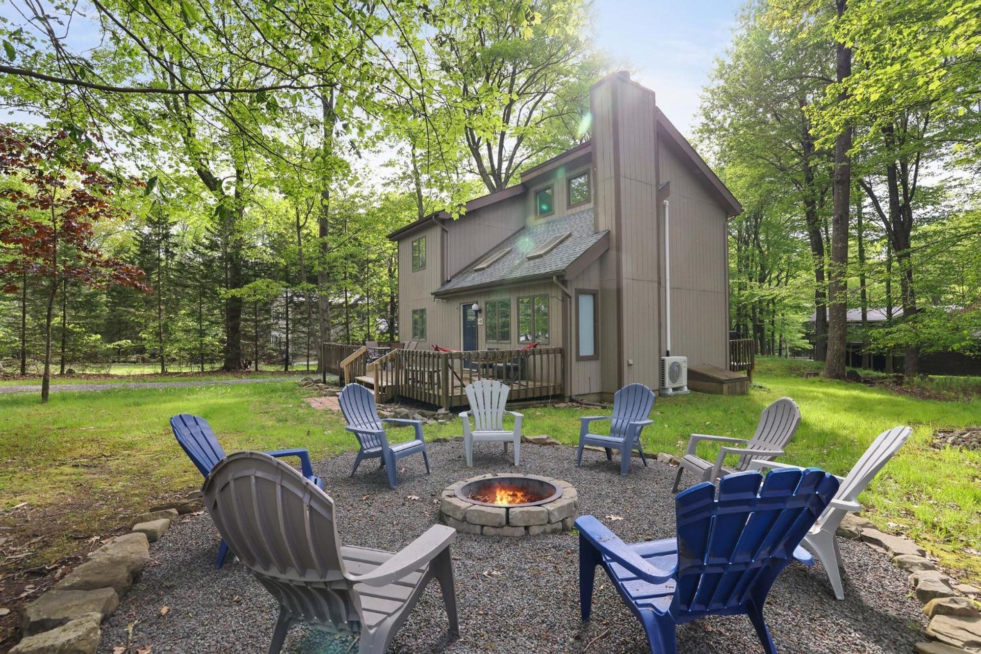 Dreamy House With Fireplace, Firepit Pet Friendly Holiday home Locust Lakes Village