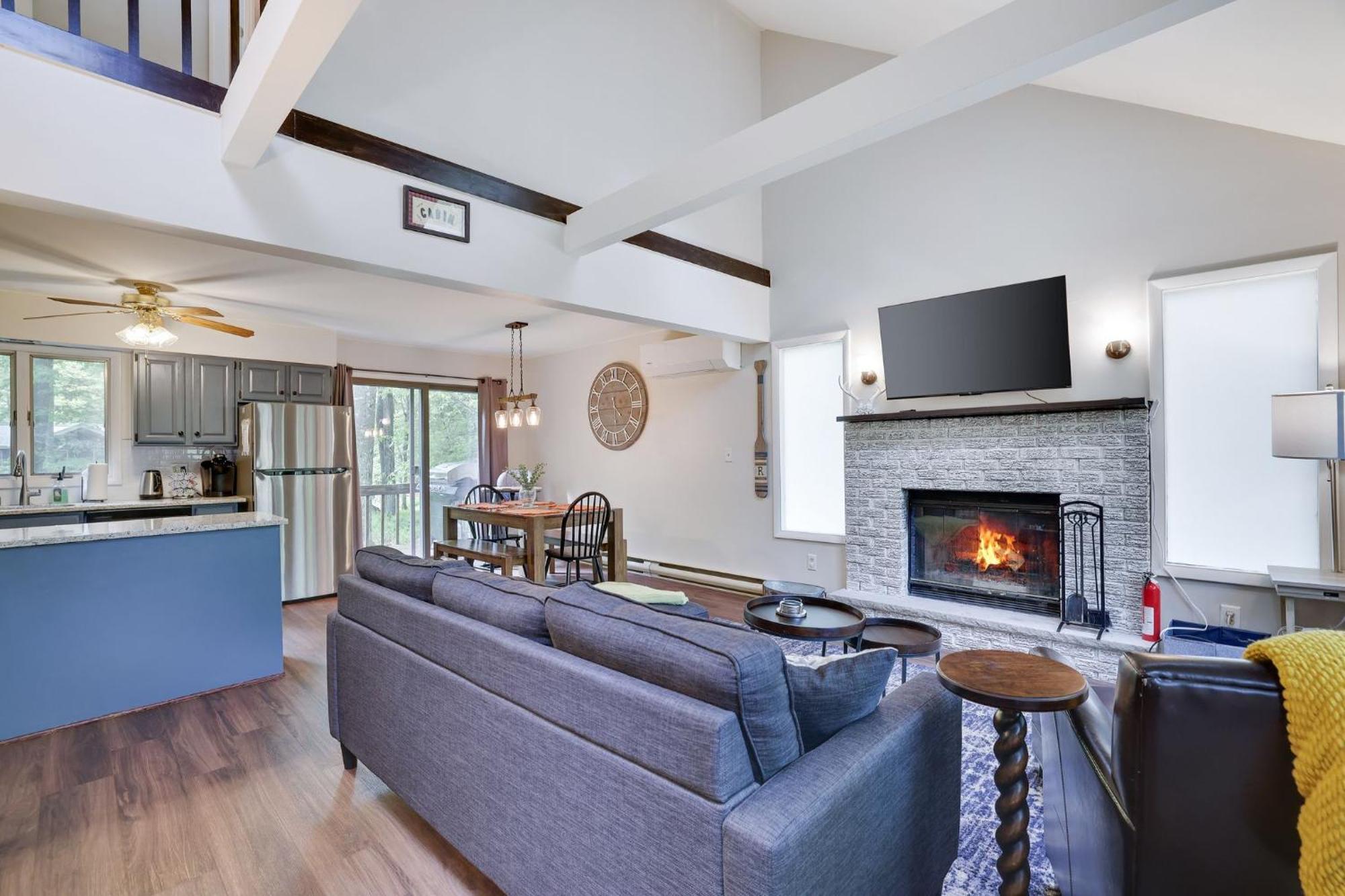 Dreamy House With Fireplace, Firepit Pet Friendly Locust Lakes Village