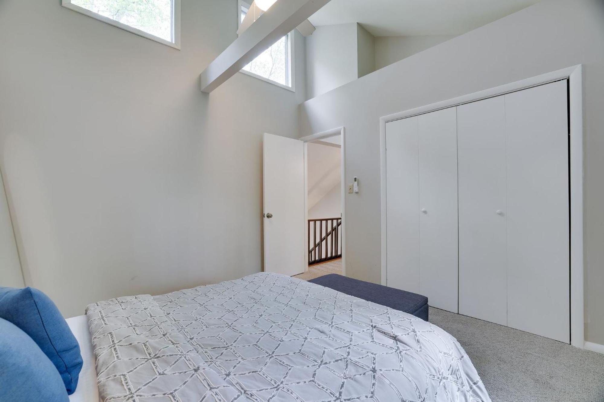 Dreamy House With Fireplace, Firepit Pet Friendly * Locust Lakes Village