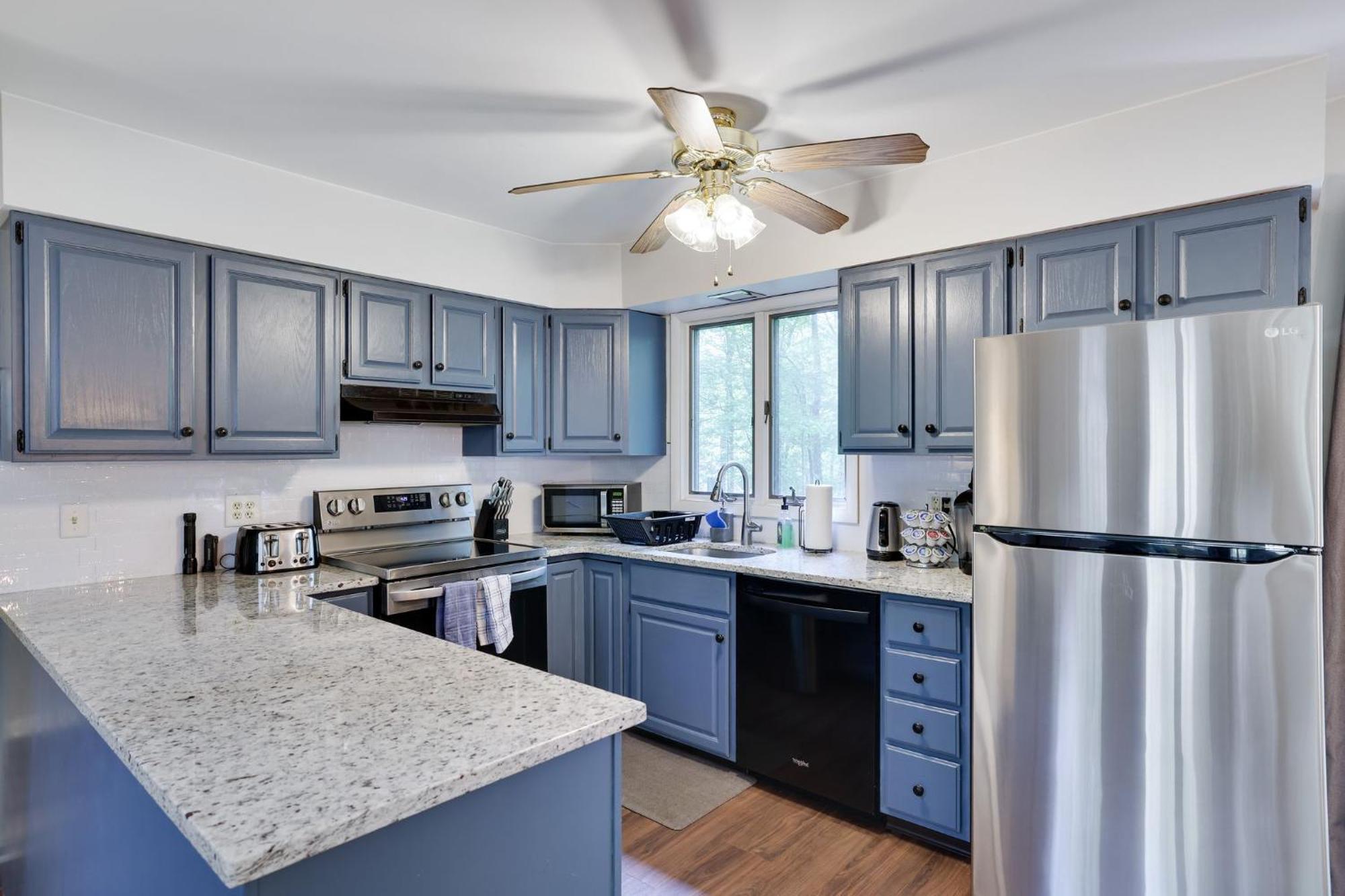 Dreamy House With Fireplace, Firepit Pet Friendly Locust Lakes Village